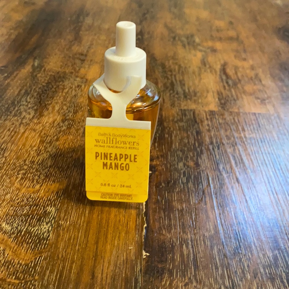 Bath and Body Works Pineapple Mango Wallflower
